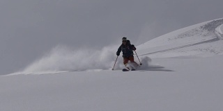 乡间滑雪者下山，积着厚厚的粉雪