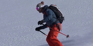 乡间滑雪者下山，积着厚厚的粉雪