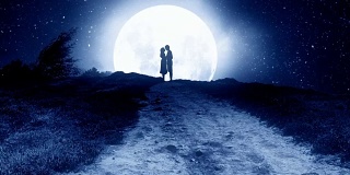 在月亮背景下的夜晚，在山上拥抱的夫妇。