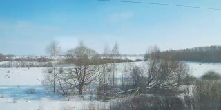 4K的视角从一辆客运列车的窗口。这是典型的俄罗斯冬季景观