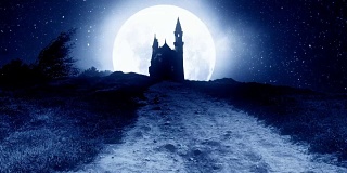 月亮映衬下的夜晚山上的城堡