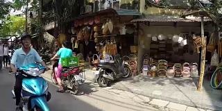 在越南河内繁忙的街道上，摩托车和踏板车经过