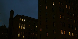 夜间，摄像机拍摄了这座城市的一座砖砌公寓楼