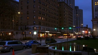 宾夕法尼亚州匹兹堡奥克兰市第五大道夜晚的时间流逝视频素材模板下载