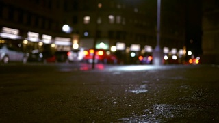 在雨天的晚上，车辆沿着城市街道行驶视频素材模板下载