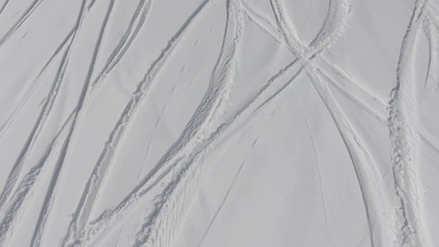 粉状雪山上有滑雪板的痕迹