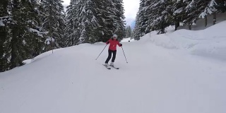 运动女子在高山滑雪胜地的一个斜坡上专业滑雪