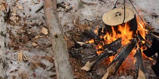 冬天，在火上放一个平底锅