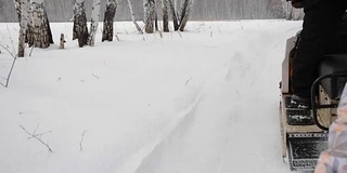 冬季景观与雪地摩托