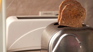 烤好的面包从烤面包机里跳出来视频素材模板下载