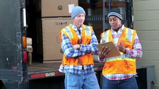 两个工人用卡车运送箱子视频素材模板下载