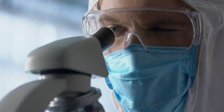 技术员检查芯片，使用显微镜运行诊断和升级设备