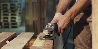 细木工使用角磨机打磨木板结构