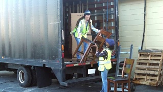 两名女工人正在把家具装上货车视频素材模板下载