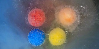 类似药片的圆形糖果，溶于水，释放气泡(特写)