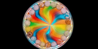五颜六色的糖果聚集在周围，都溶解在一个圆形的碟子里，太阳形成了一道彩虹