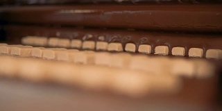 糖果，牛轧糖是倒巧克力在糖果生产传送带。