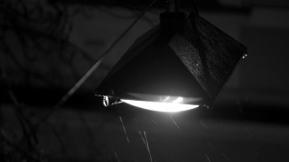 夜城里的雨。灯笼的光。悲伤的情绪。视频素材模板下载