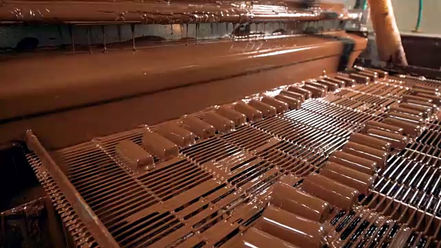 在糖果工厂的工作生产线上的广角视图。