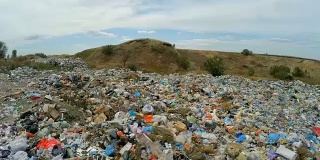 一张未经授权的垃圾填埋场的全景图。慢动作