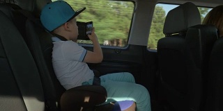 男孩开车时用手机拍照