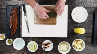 厨师做寿司，竹席。视频素材模板下载