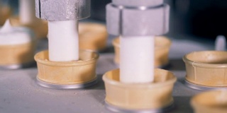一家工厂的冰淇淋生产。圣代夹心的制作过程。