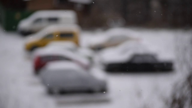 雪花飘落在停车场上