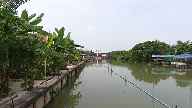 村庄，沿运河鸟瞰泰国民居风格。