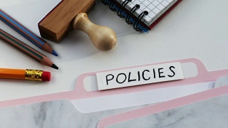 政策。文件夹注册在一个白色的办公桌上视频素材模板下载