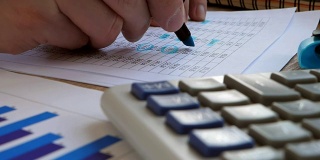 会计人员检查财务报表或账簿。在办公室工作。