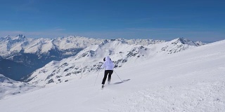 女子在山上以职业滑雪方式滑下斜坡