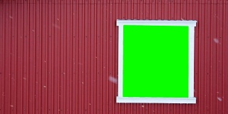 绿色纱窗与空白红色容器在冬季