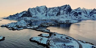 日落时分的北冰洋雪山和渔村鸟瞰图