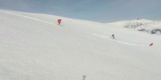 从山上滑下雪粉