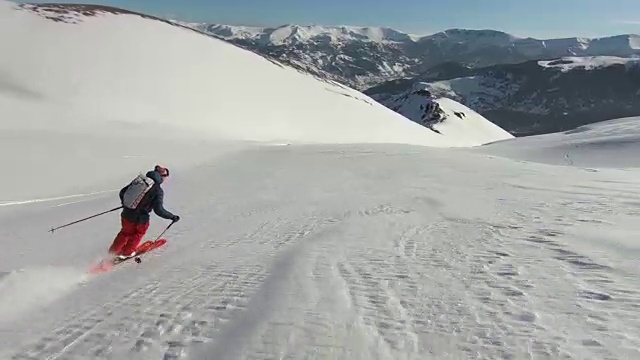 从山上滑下雪粉