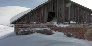 被雪覆盖的小木屋