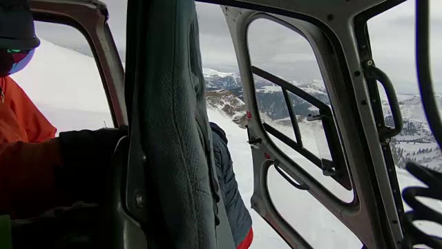 从直升机上俯瞰飞过群山的飞行员