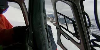 从直升机上俯瞰飞过群山的飞行员