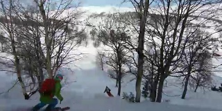 滑雪者在厚厚的雪粉中下山