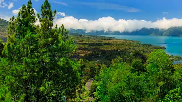 云在巴图尔山脉和一个山地湖泊的山峰上移动。时间流逝