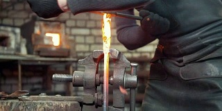 强健的铁匠锻造锤击钢制品