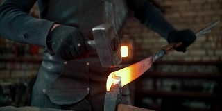 强健的铁匠锻造锤击钢制品