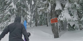 带着滑雪板徒步进入森林边远地区，越过滑雪区边界，冒着危险的雪崩条件，下雪的冬天