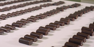 广角视野在工厂的生产线上准备糖果。