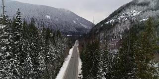 树顶霜冻森林视图越野车驾驶下雪山公路