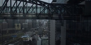 日本商业办公摩天楼的现代玻璃电梯