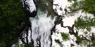 生动的寒冷天气雪河瀑布从上到下空中飞走欺骗瀑布