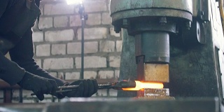 铁匠在机械锤上锻造金属，这可是个小生意