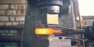 铁匠在铁砧上锻造红热铁——自动锤打